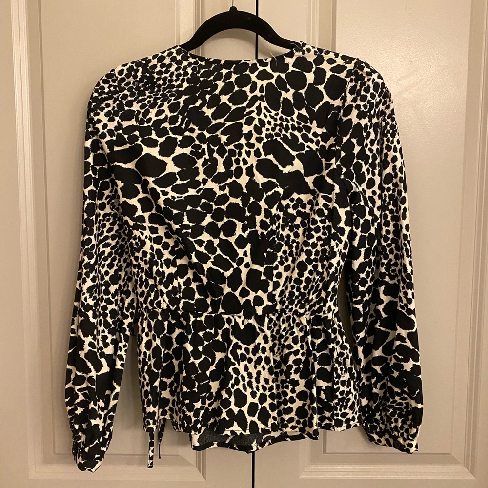 NWT Who What Wear Leopard Print Wrap Top - Picture 3 of 6